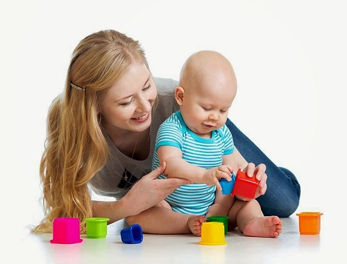 Chọn đồ chơi cho bé đúng và đủ sẽ giúp trẻ phát triển tốt hơn