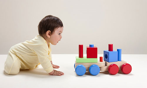 Tùy vào độ tuổi mà lựa chọn đồ chơi phát triển các giác quan cho trẻ.
