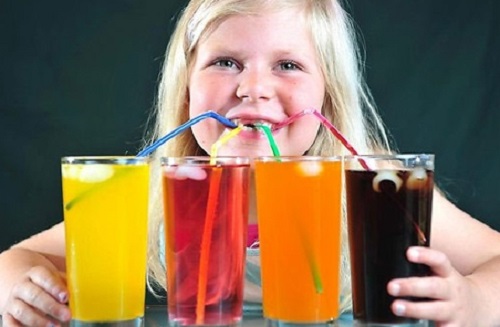 Không nên cho trẻ uống đồ ướng có ga không tốt cho hệ tiêu hóa