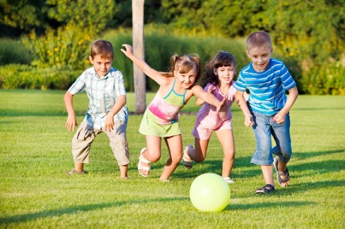 Nên cho bé hoạt động vui chơi tăng cường sức khỏe
