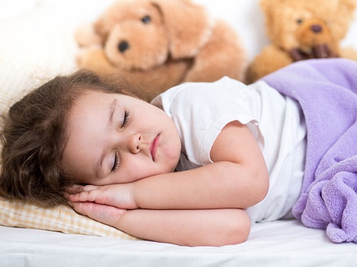 Nên cho trẻ ngủ sớm giúp trẻ phát triển toàn diện