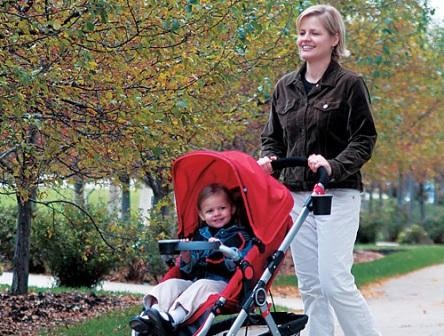 Xe đẩy giúp bé đi dạo tiếp xúc môi trường tốt hơn